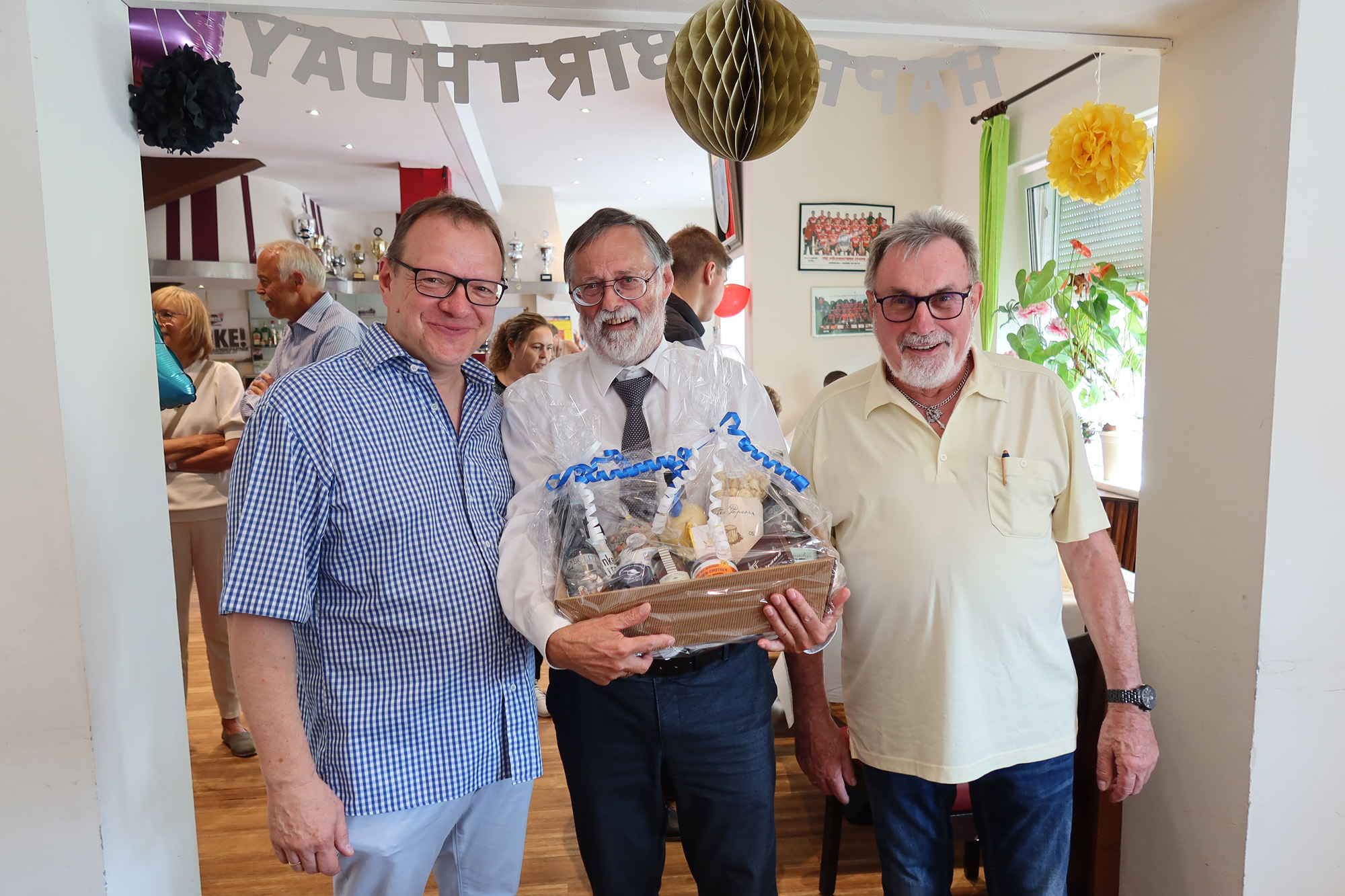 ..Thomas und Günter überreichten Siegmar einen Präsentkorb..