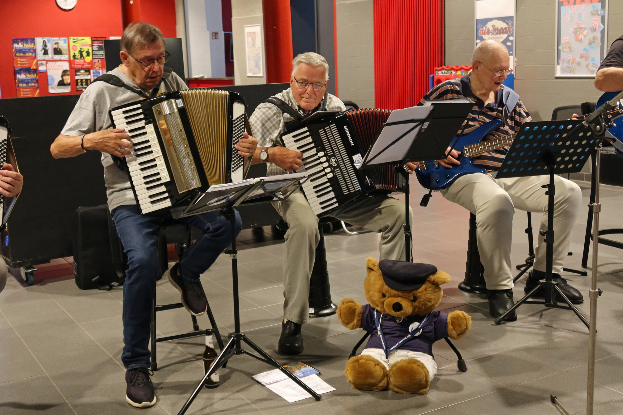 ..natürlich musste er auch mal bei den Musiker sitzen.