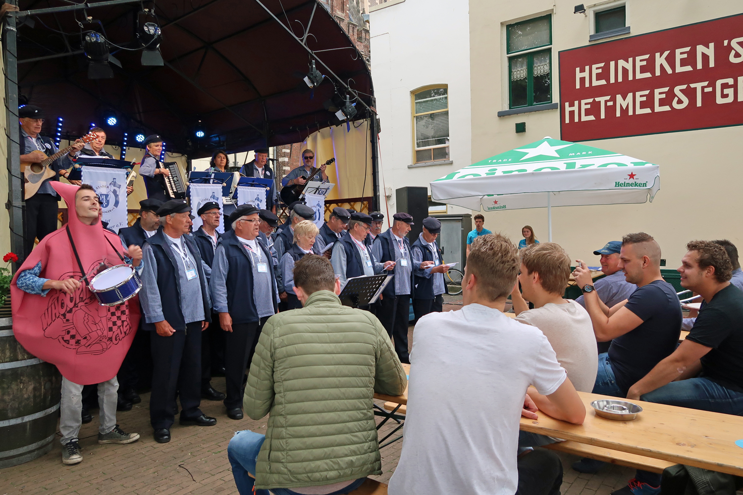 Derder  "Trommler", hatte sein Junggesellenabschied und durfte uns  bei der "Hanse-Hymne" begleiten...