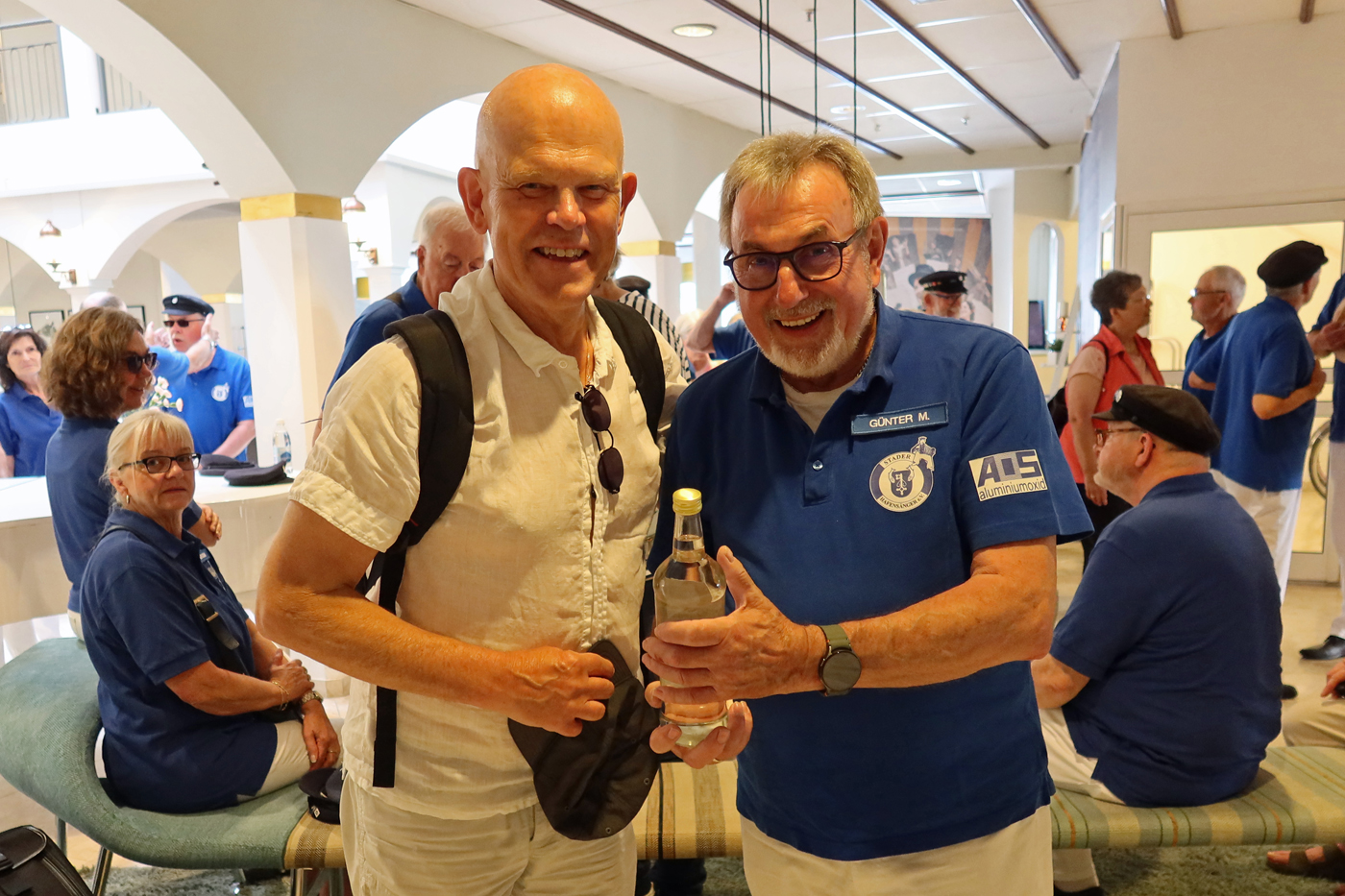 ..Günter Meier überreicht Johann (li.) ein kleines Dankeschön für seine Unterstützung..