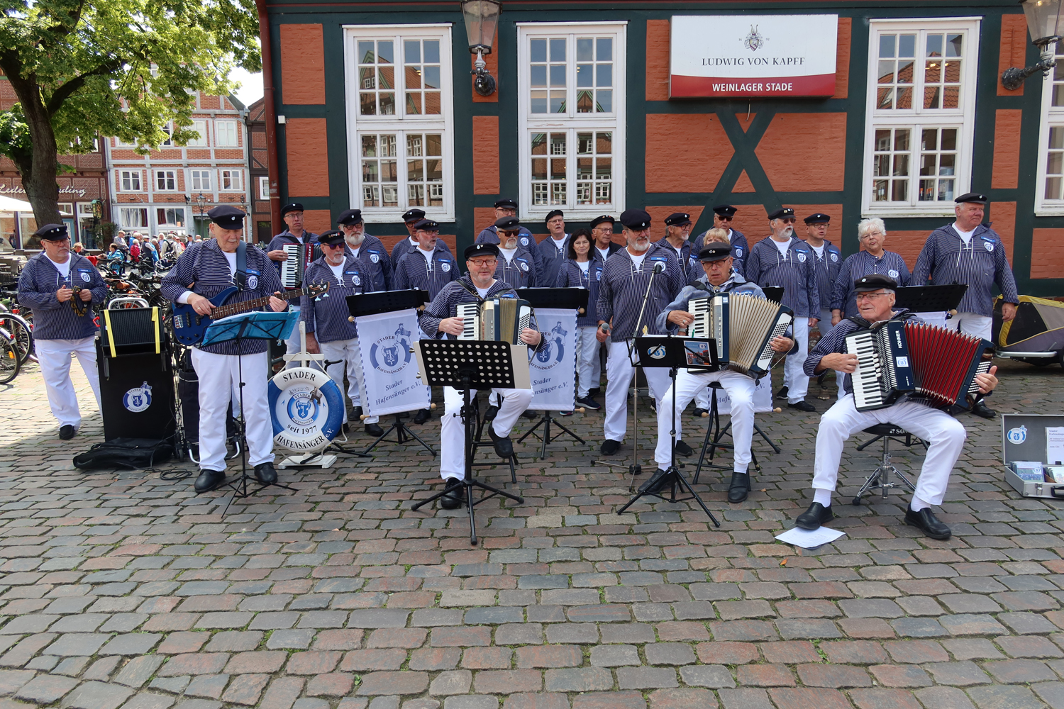 ..bei guter Stimmung ging es am Fischmarkt weiter..