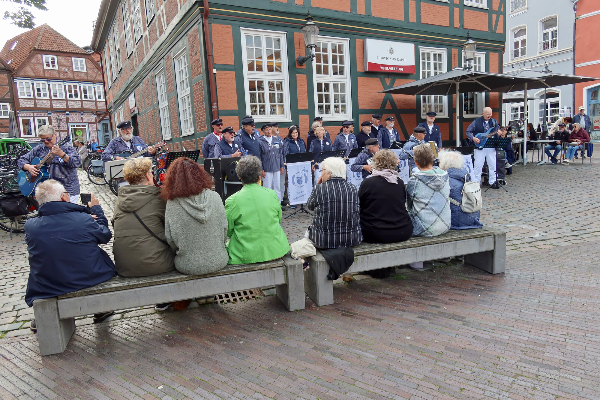 ..nach einer kleinen Pause geht es am Fischmarkt weiter..