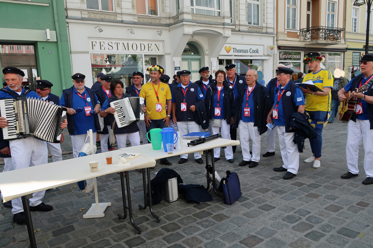 ....aber die Schweden haben mitgesungen-" Visby" und "Kalmar" ......
