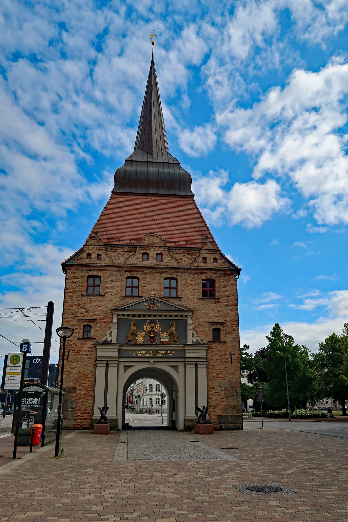 ...Das Steintor wurde im Stil der niederländischen Renaissance  (1574 - 1577) auf den des ehemals...