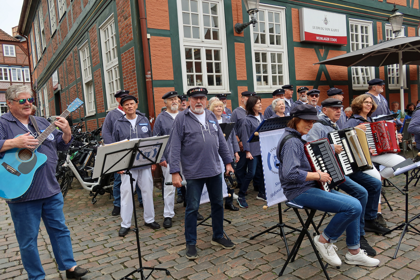 ..und Günter singt "De Schipper in Hamborger Hoben..