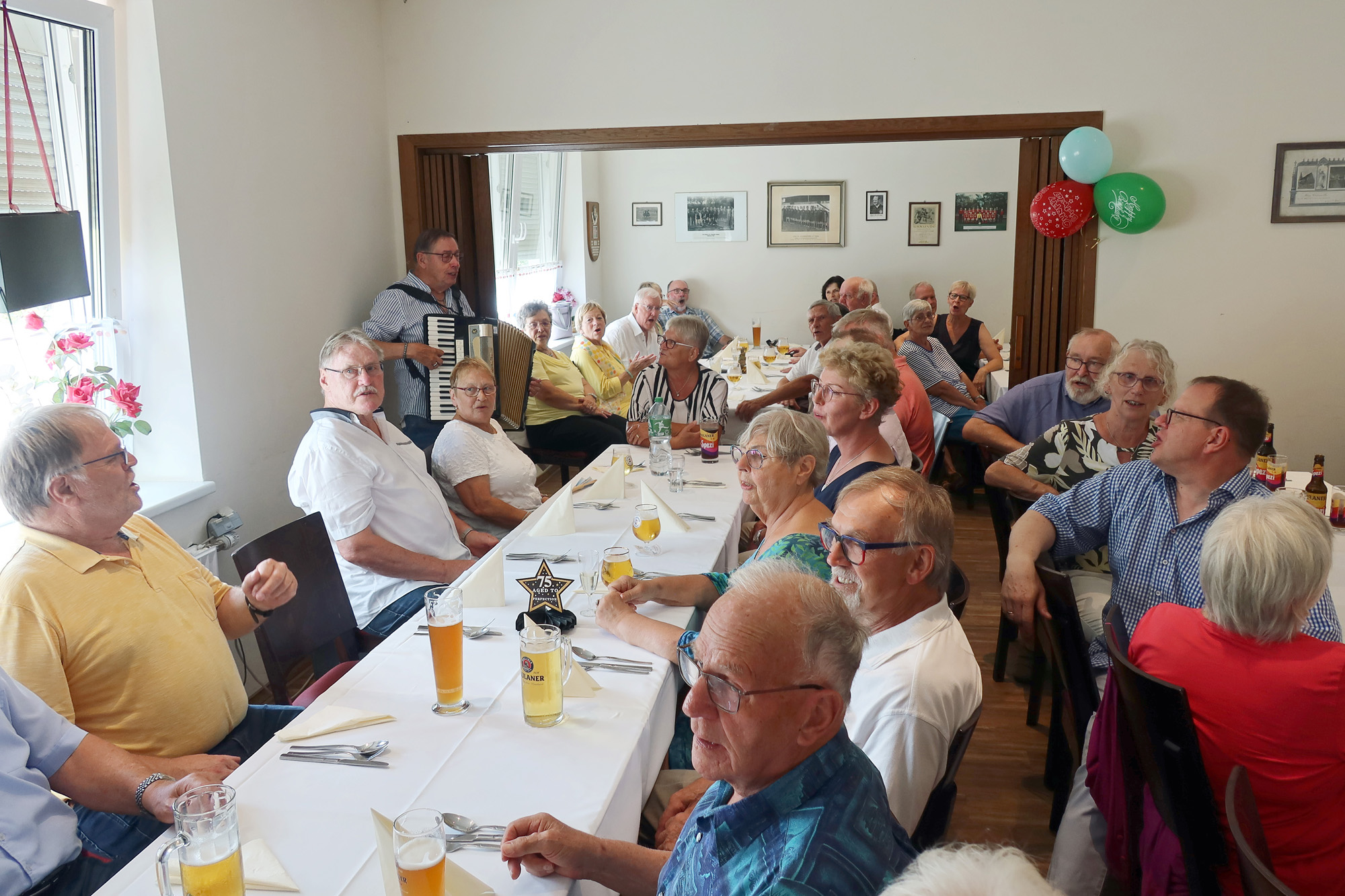 ..und die Stader Hafensänger und Gäste gratulierten Siegmar zum Geburtstag..