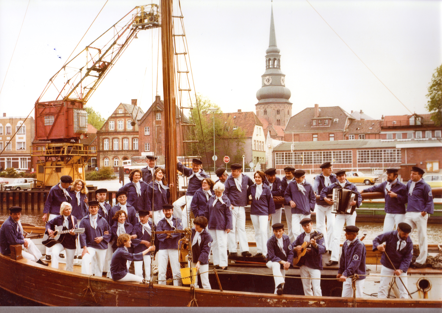 1982- Gruppenfoto Stader Hafensänger am Stader Stadthafen 