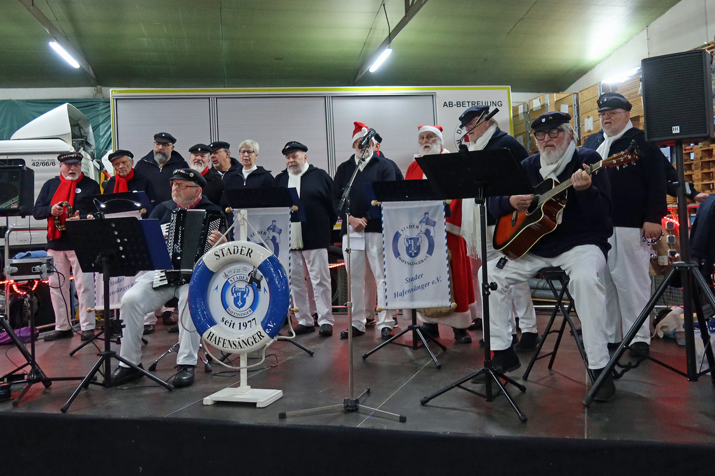 ..sogar der "Weihnachtsmann" hat das Lied "Sankt Niklaas wöör een Seemann" 