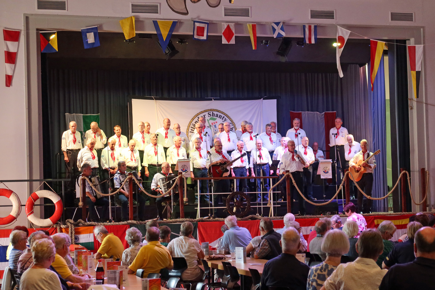 ..der Altländer Shanty-Chor hat an 2 Tagen 8 Chöre eingeladen..  