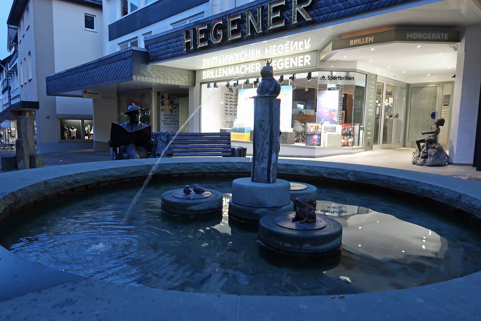 ......Brunnen in der Einkaufstraße...