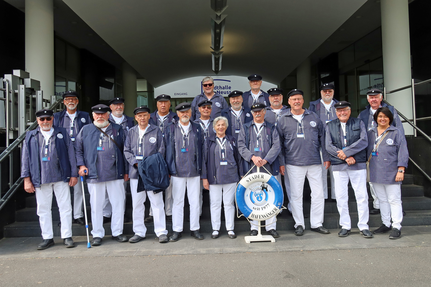 .....  28.05.2022 - Gruppenfoto vor unser Hotel..