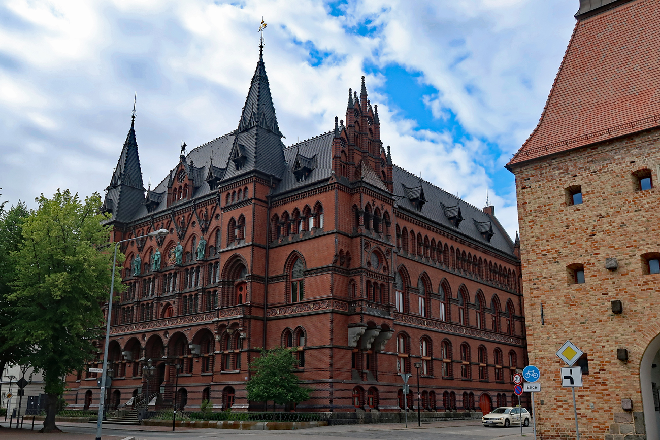 ...Das Ständehaus. - Der Bau entstand um 1890! Heute beherbergt er das Oberlandgericht..