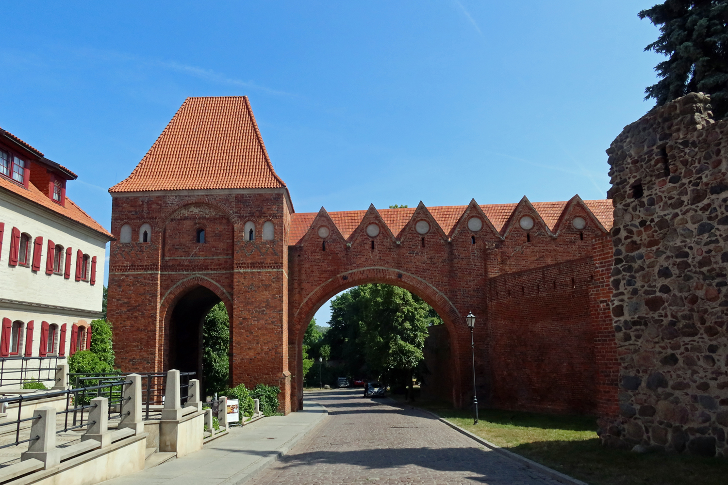 ..Burgen und Festungen wurden im 13. Jh. von den Deutschen Rittern gebaut.. .