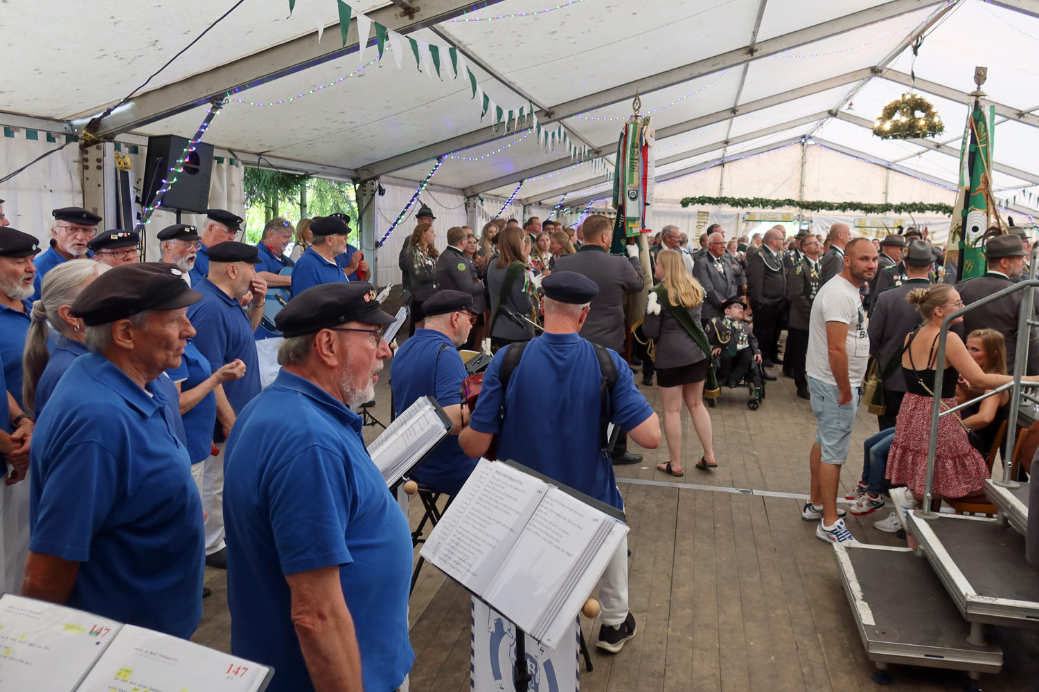 ..und bei der "Proklamation" war das Festzelt voller Schützen und Schützeninnen. 