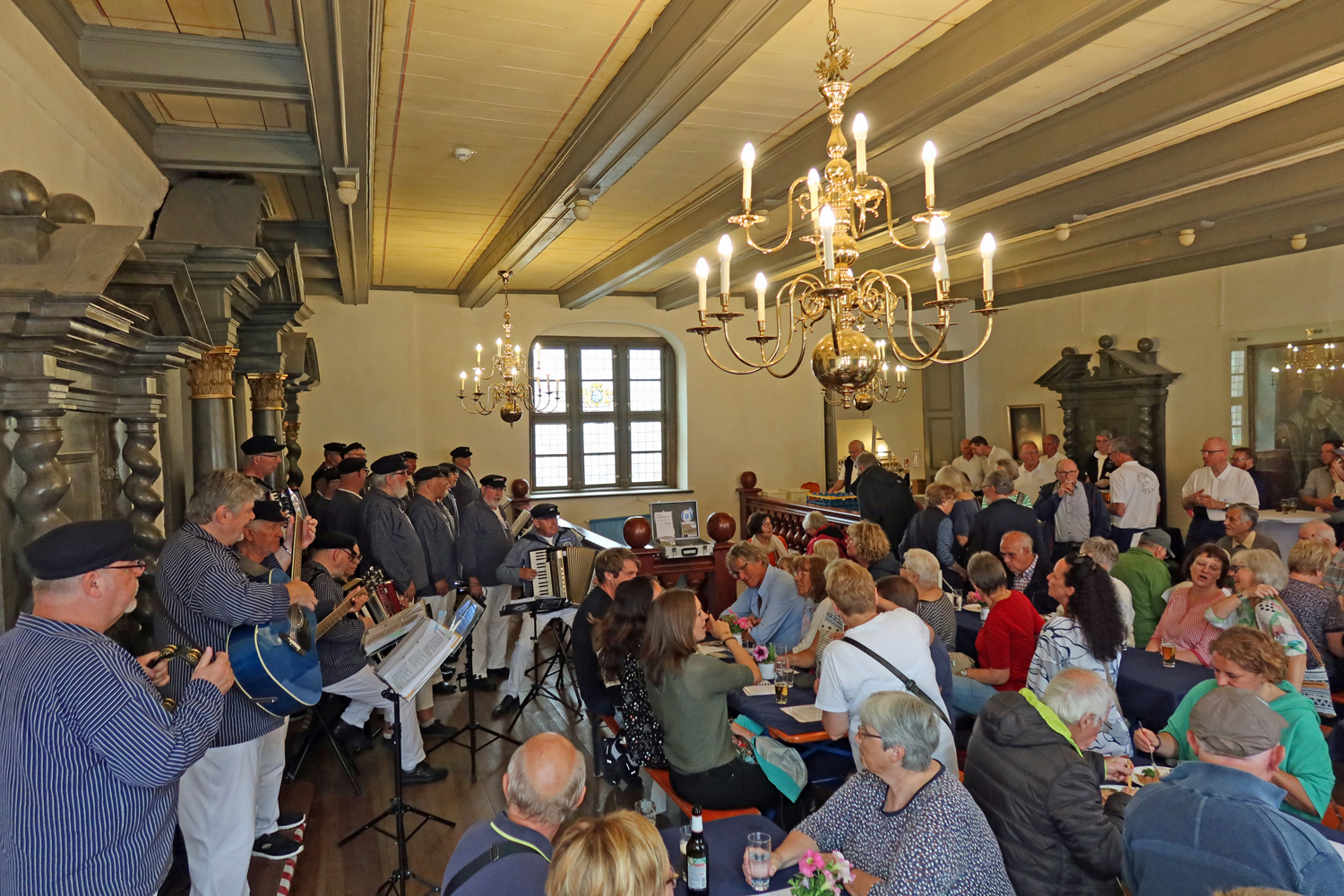 ..und die Brüderschaften servierten Labskaus-Essen..