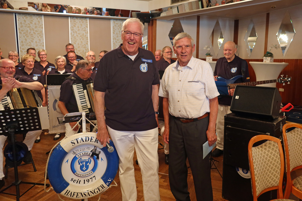 ..Dieter Schilling (li.) 2. Vorsitzender gratuliert Hans-Werner..