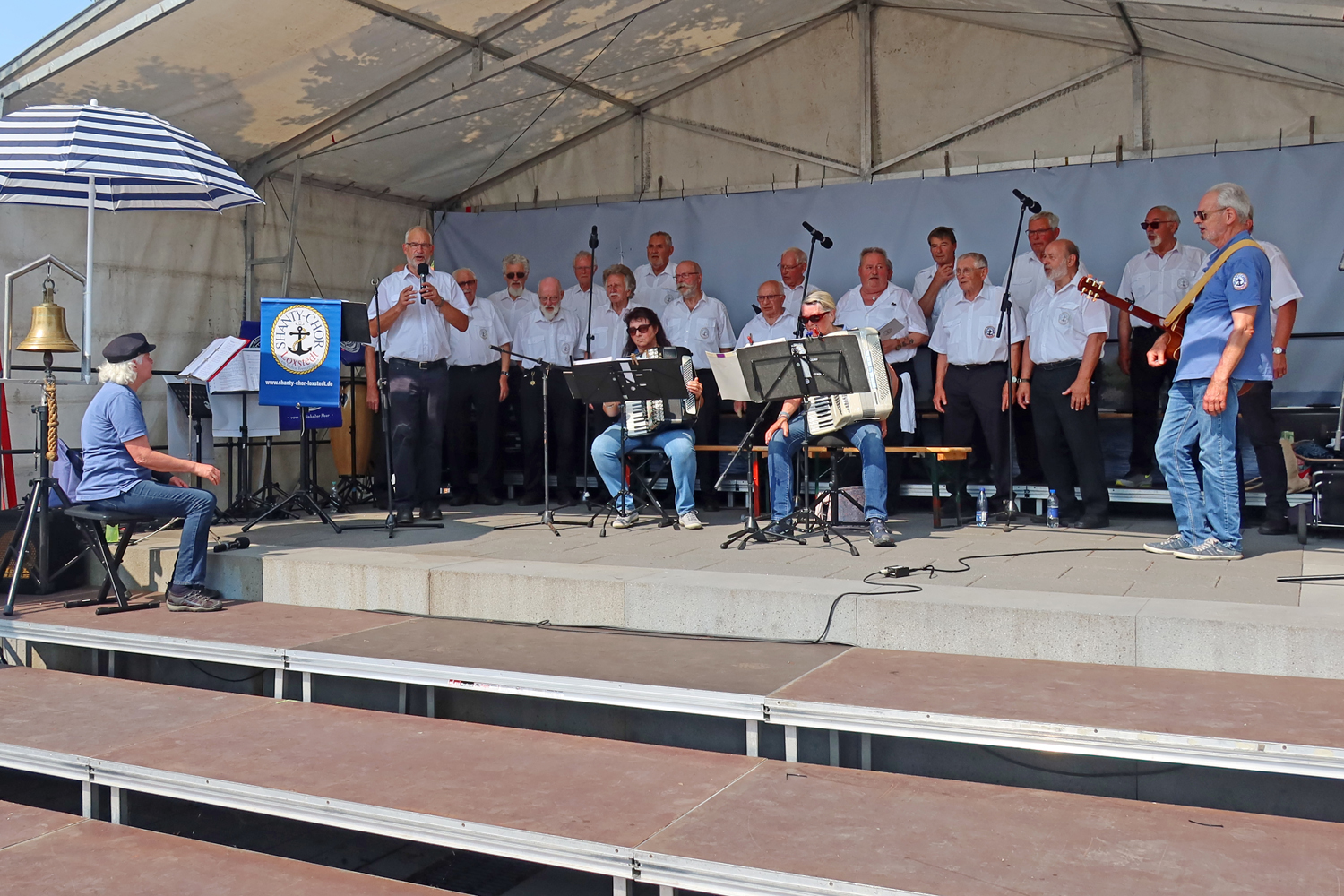 ..der Shanty-Chor Loxstedt ist gut in Stimmung...