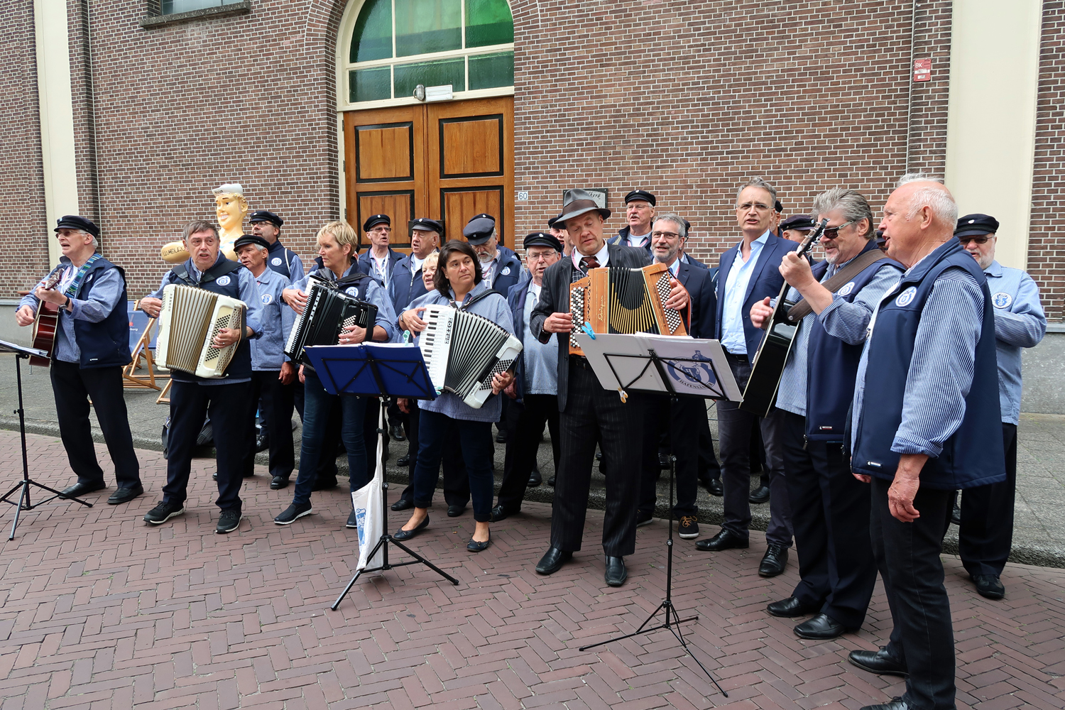 vorne, 3 von rechts, Staatsrat Andreas Rieckhof aus Hamburg, daneben,  Erster Stadtrat Dirk Kraska haben mitgesungen 