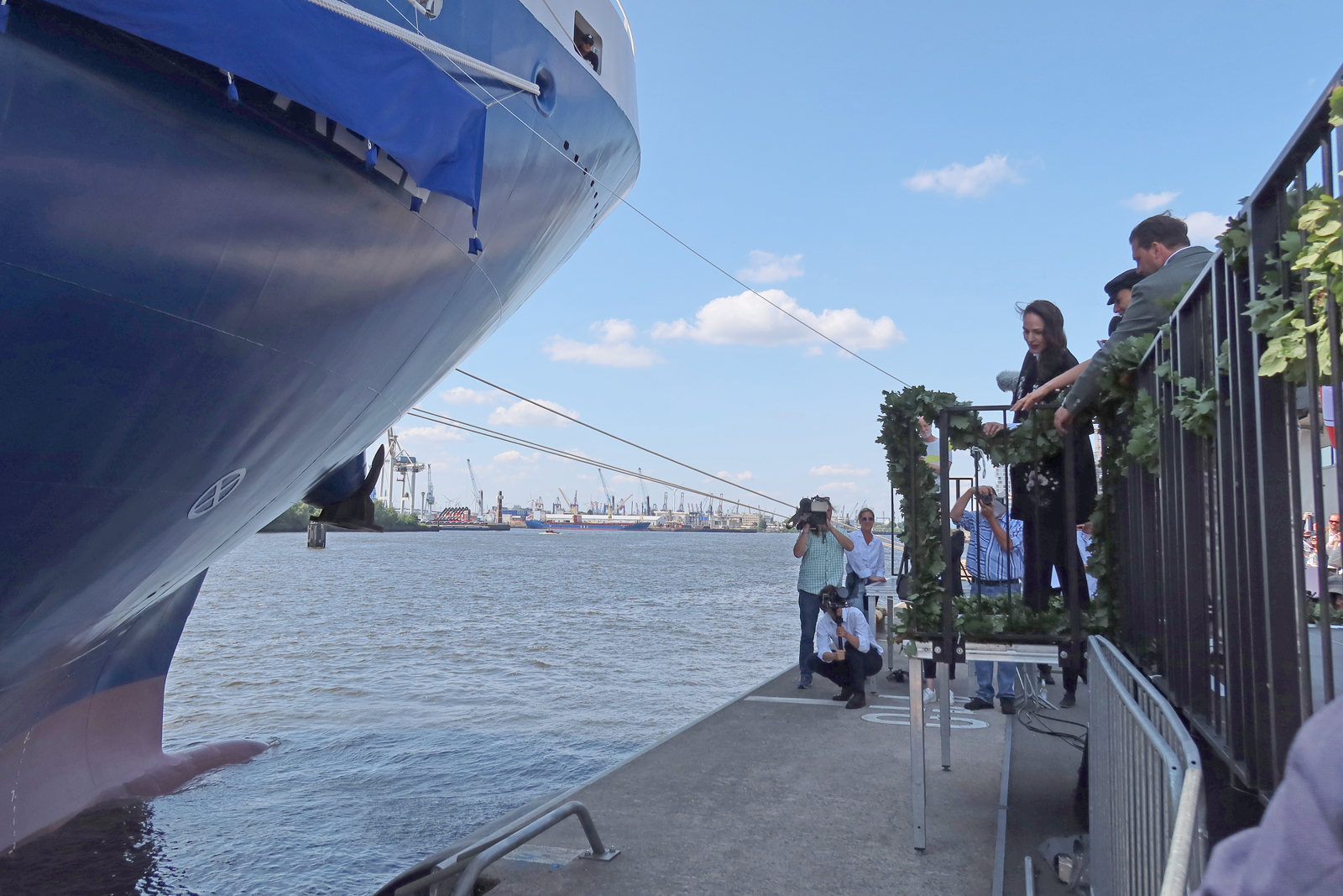 ..die traditionelle Schiffstaufe übernahm Frau Nora-Katrin Rolner.. 