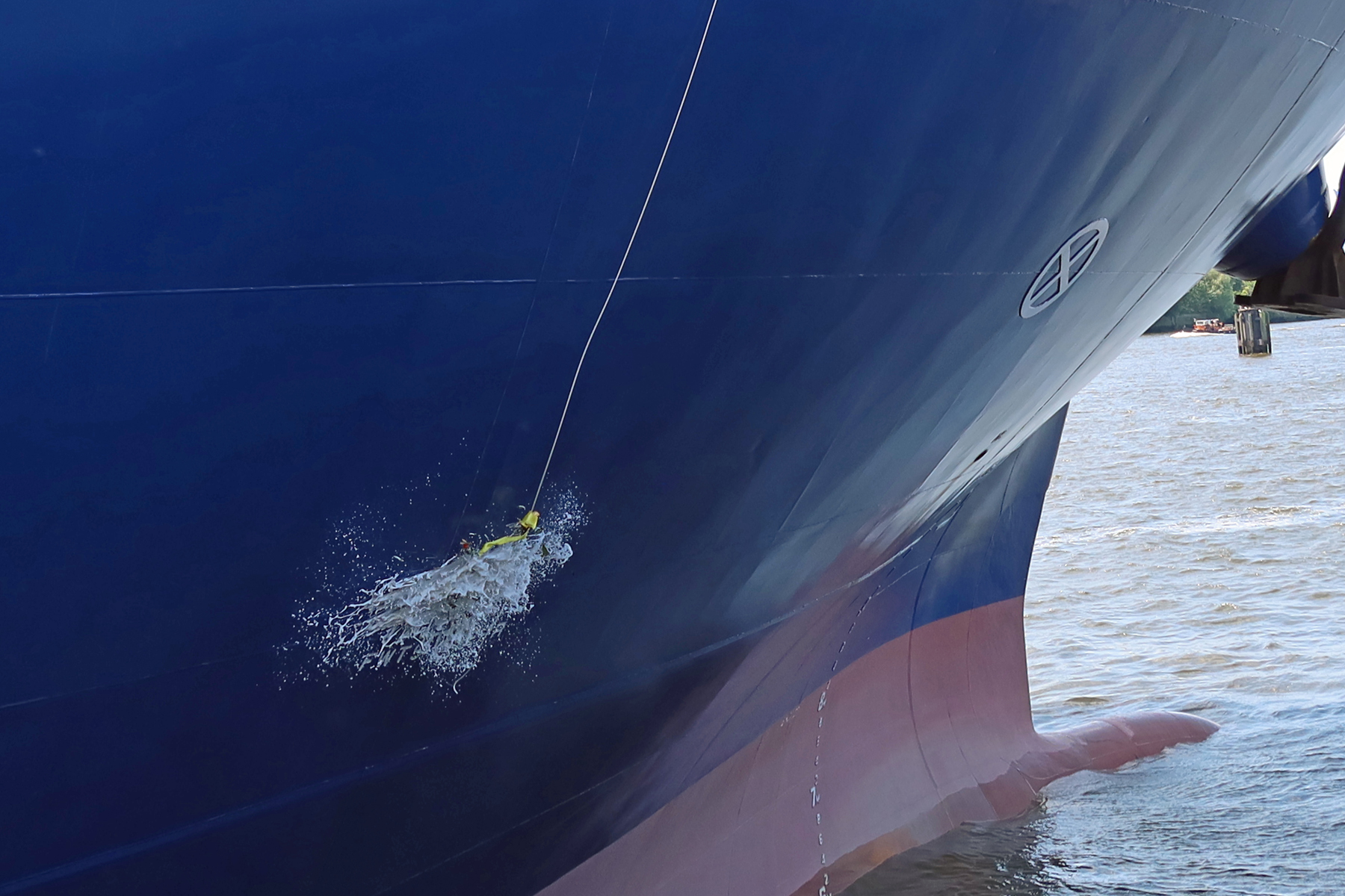 ..gegen das Schiff geschleudert..