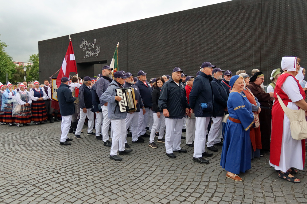 ..Aufstellung vor dem Theater..
