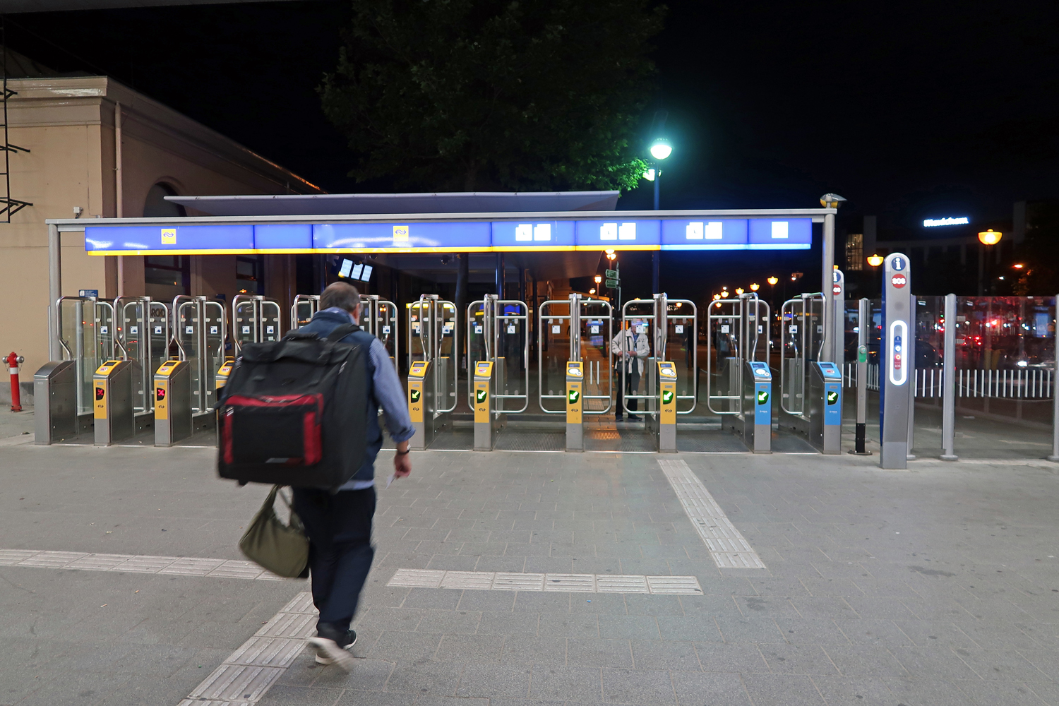 ....der Abend wurde spät. -Ausgang Bahnhof Zwolle- Nur mit Fahrkarten kommt man durch die Sperre