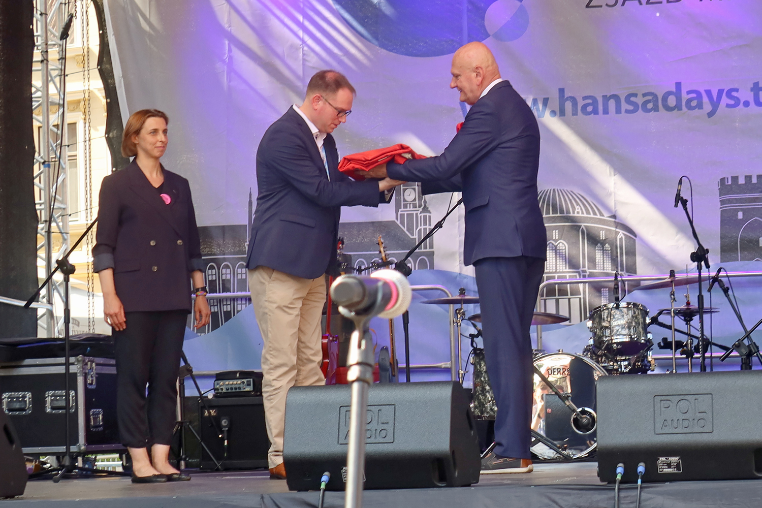 ...der Stadtpräsident von Torun , Michael Zaleski überreicht, die Hanseflagge an den Bürgermeister und "Vormann"..  