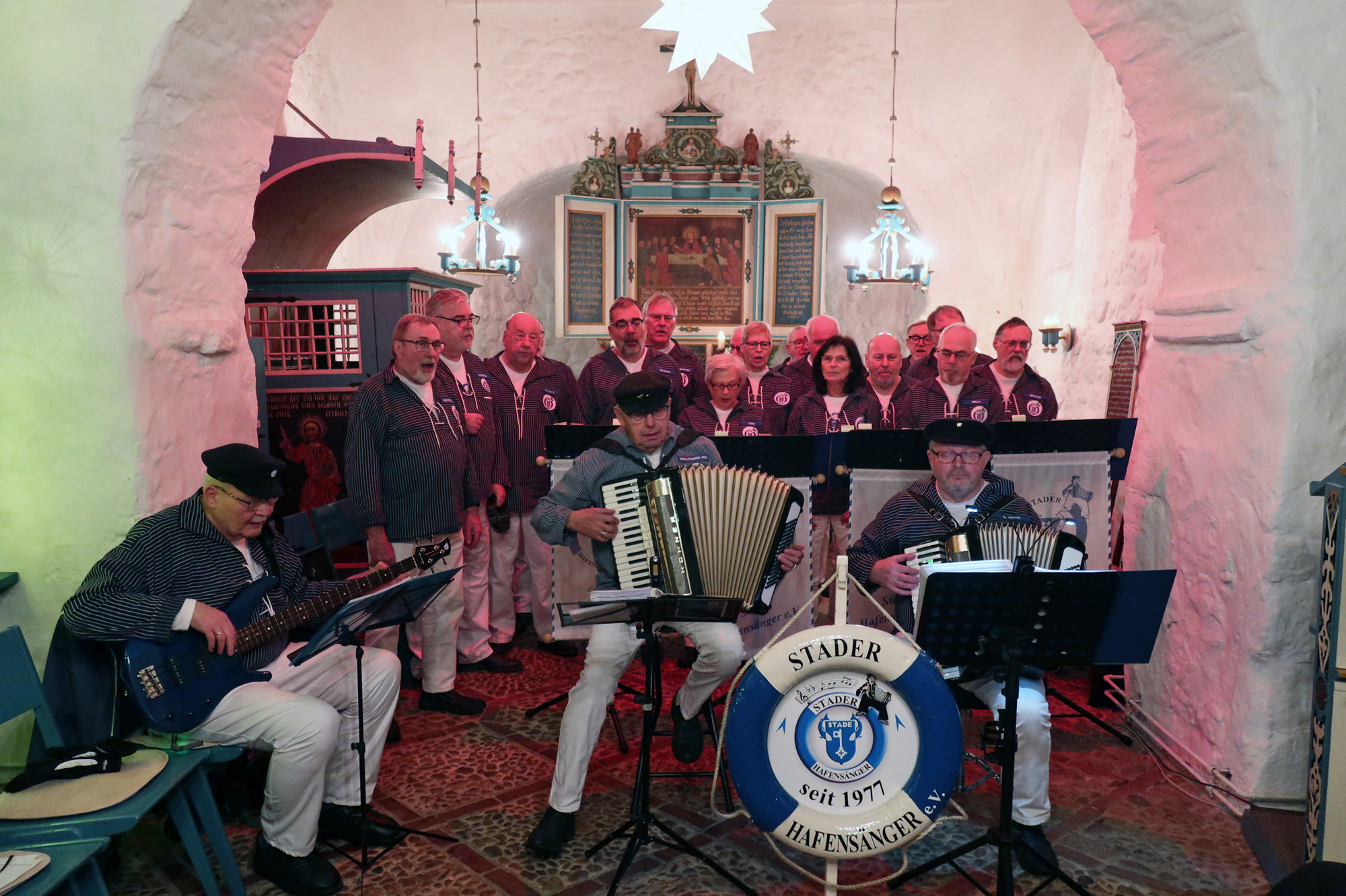 .."Leuchtfeuer spielen im Dunkel der Wellen"..