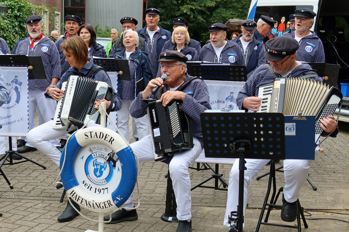 ..Dieter Schneider sang das Lied "Fohr mol wedder de Elv entlang"