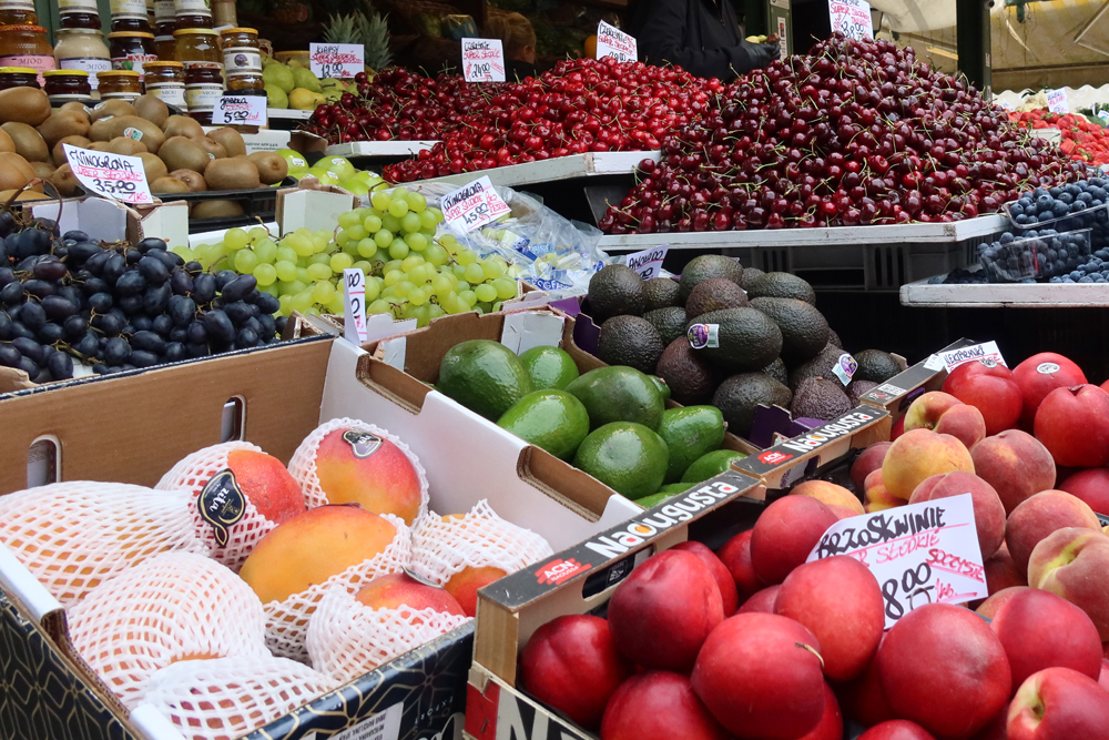 ..auf dem Wochenmarkt wird viel Obst und Gemüse verkauft..