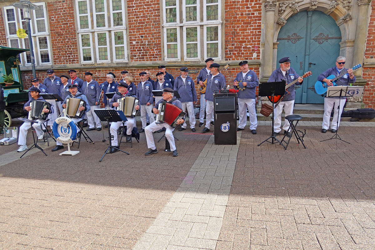 Am alten Rathaus fangen wir an zu singen..