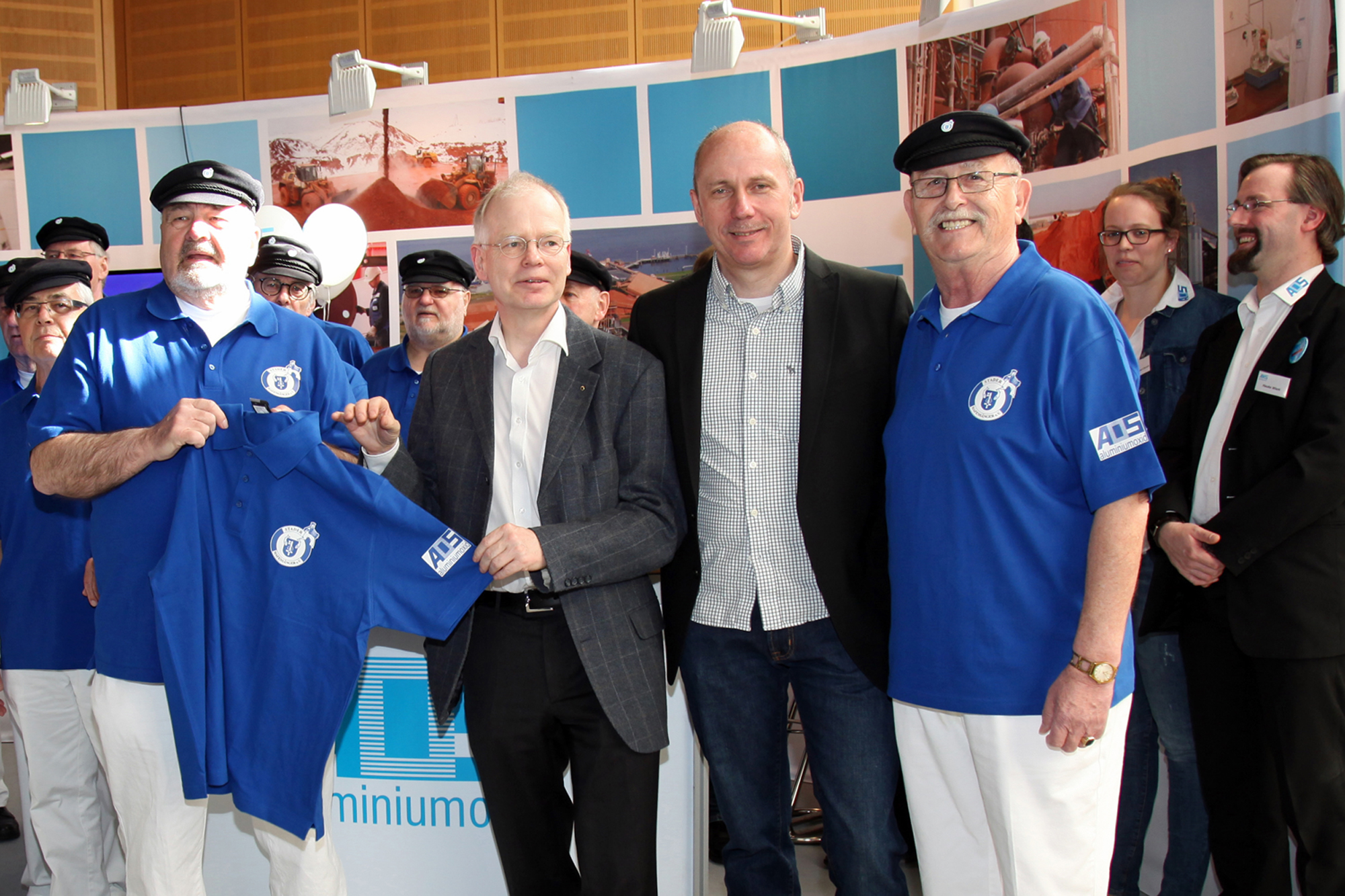 G. Bellgardt, (links) und Klaus Hilker (rechts) freuen sich über die neuen Poloshirts