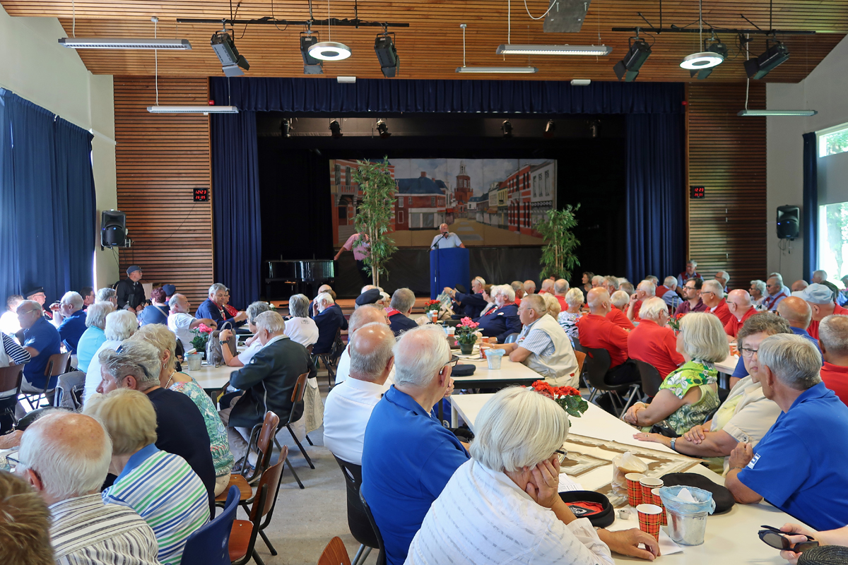 Der Shantykoor "Maritim" Winschoten hat neun Chöre zum Festival eingeladen. Begrüßung in der Aula des "Dollard"