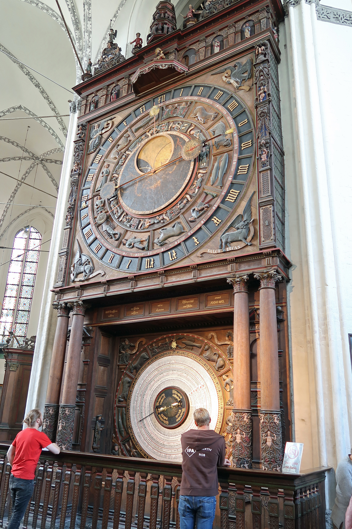 ....Sehenswert: Astronomische Uhr mit Apostelumgang (1472)...