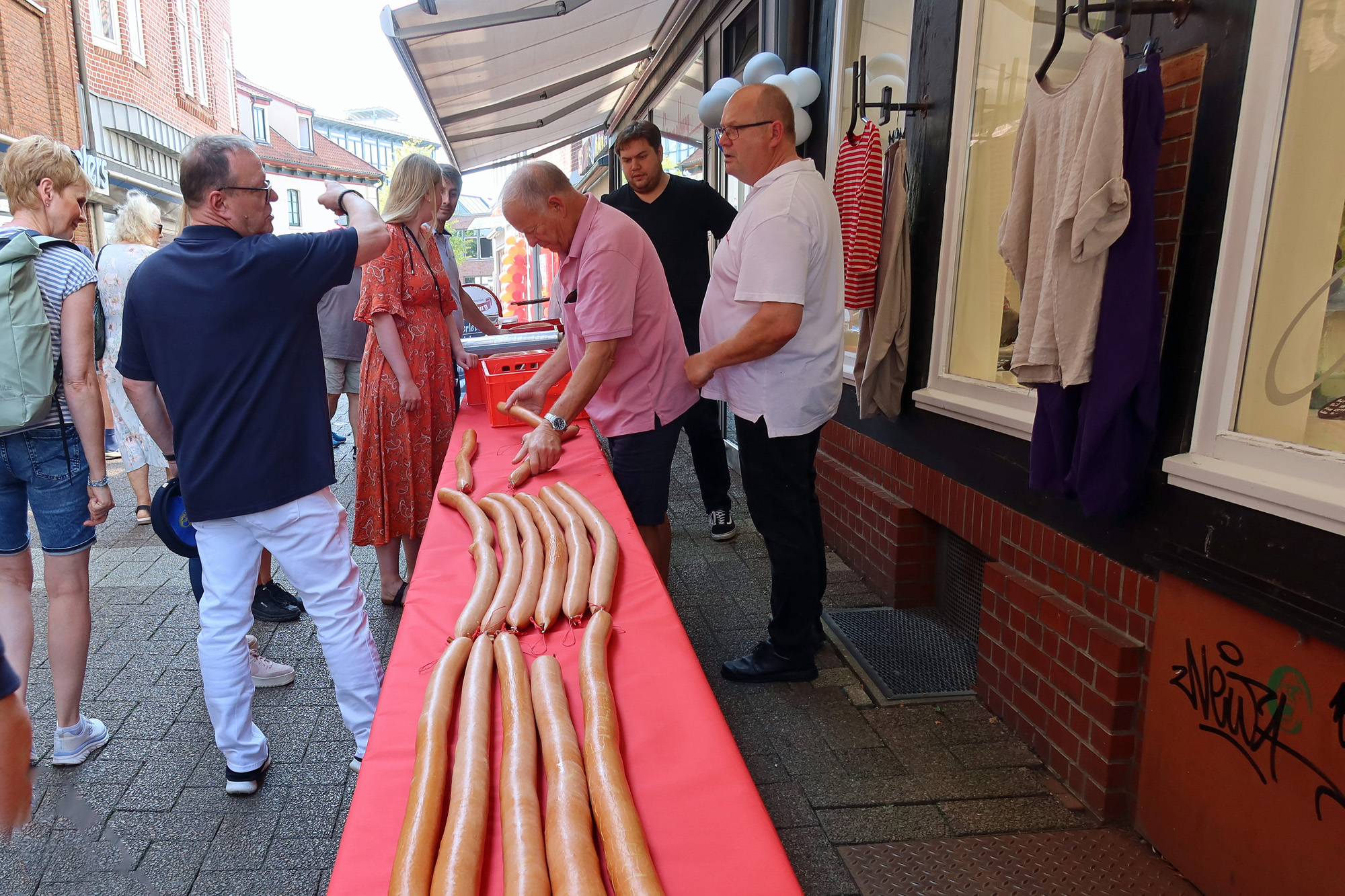 ..50 Meter lange Fleischwurst, die für einen guten Zweck verkauft wurde.. 