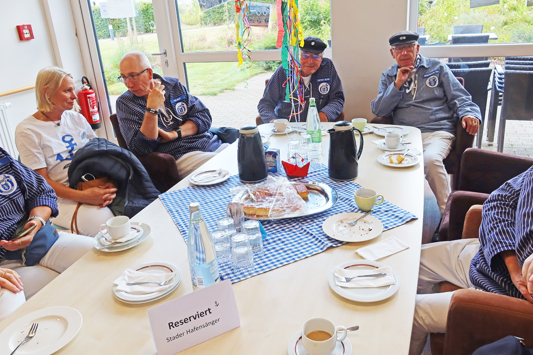 ..gab es Kaffee und selbstgebackenen KUCHEN. (sehr lecker).. 