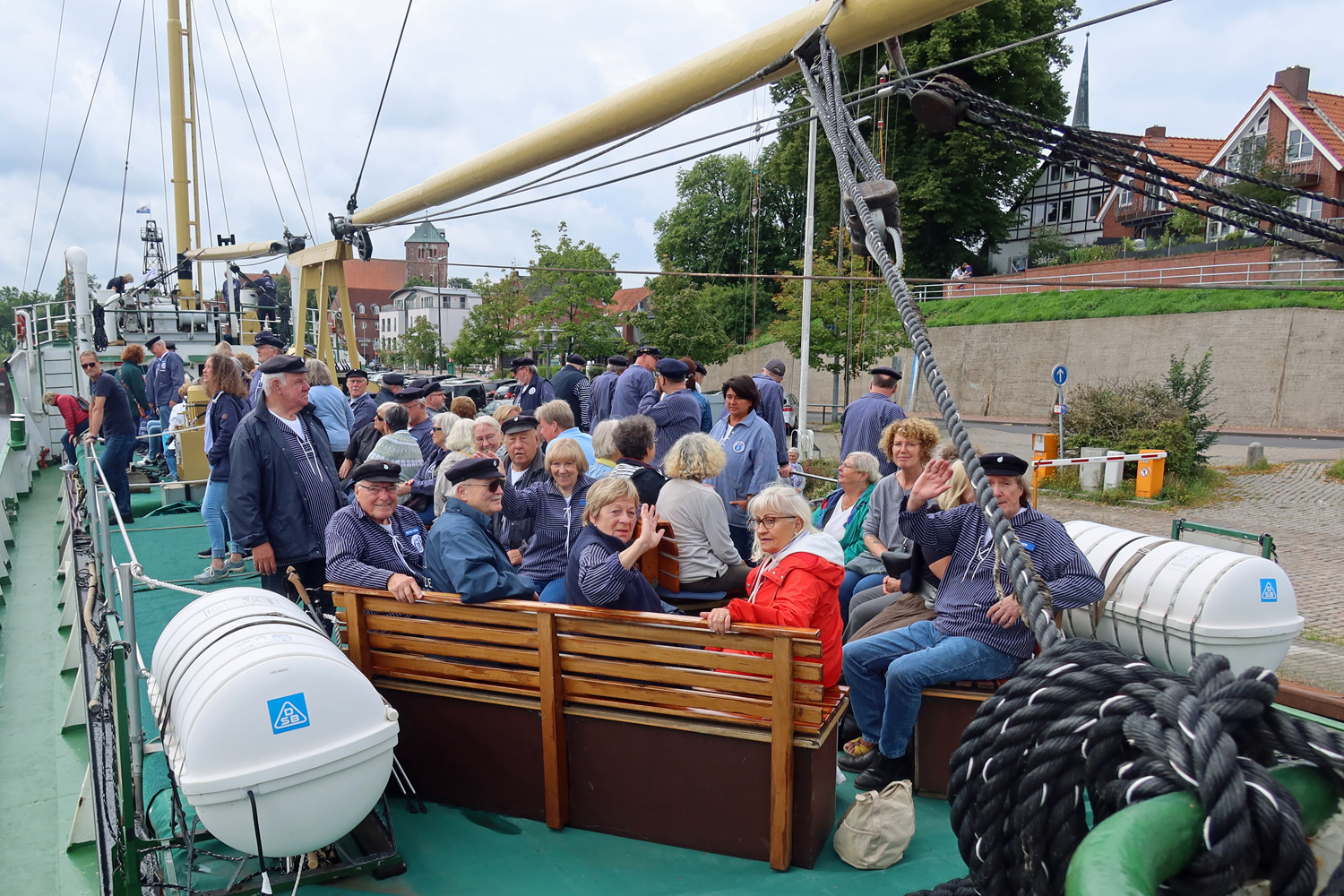 ...wir fahren auf der Schwinge - Richtung Elbe..