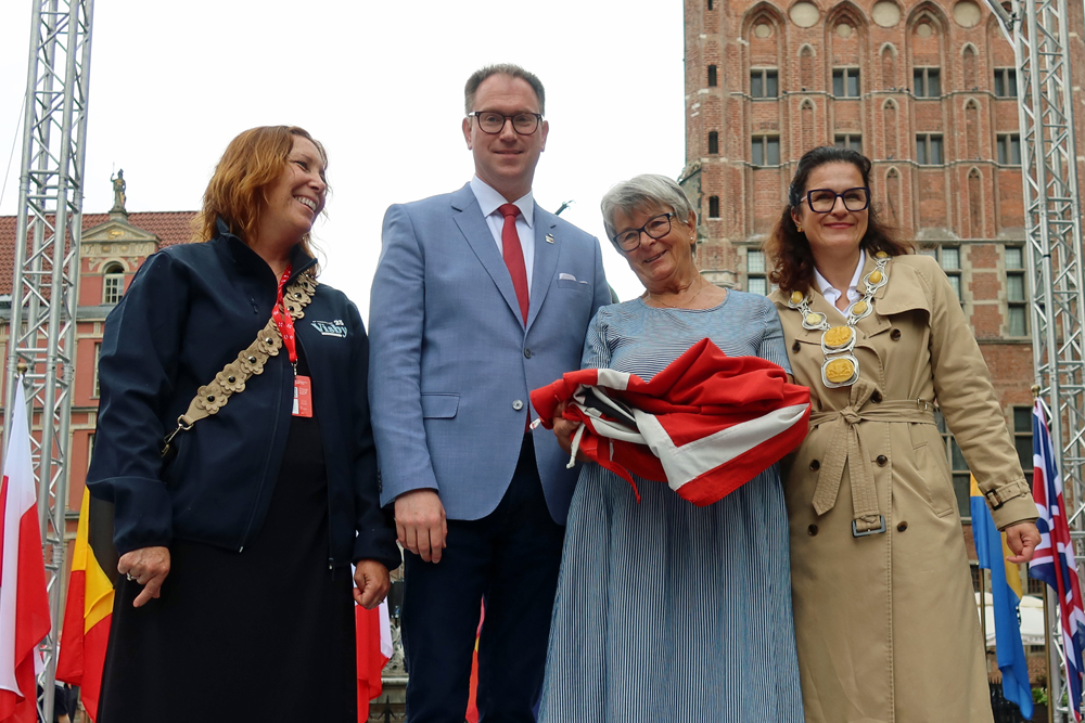 ..die Hanseflagge weht im Jahre 2025 in der Hansestadt Visby (Gotland)..
