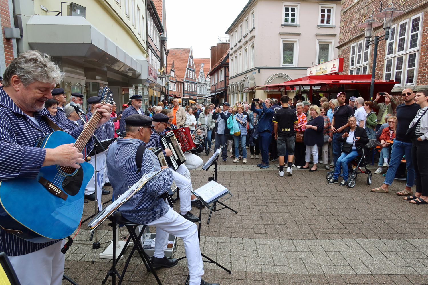 ..vor dem Rathaus, wo schon viele Gäste auf uns gewartet haben gesungen..