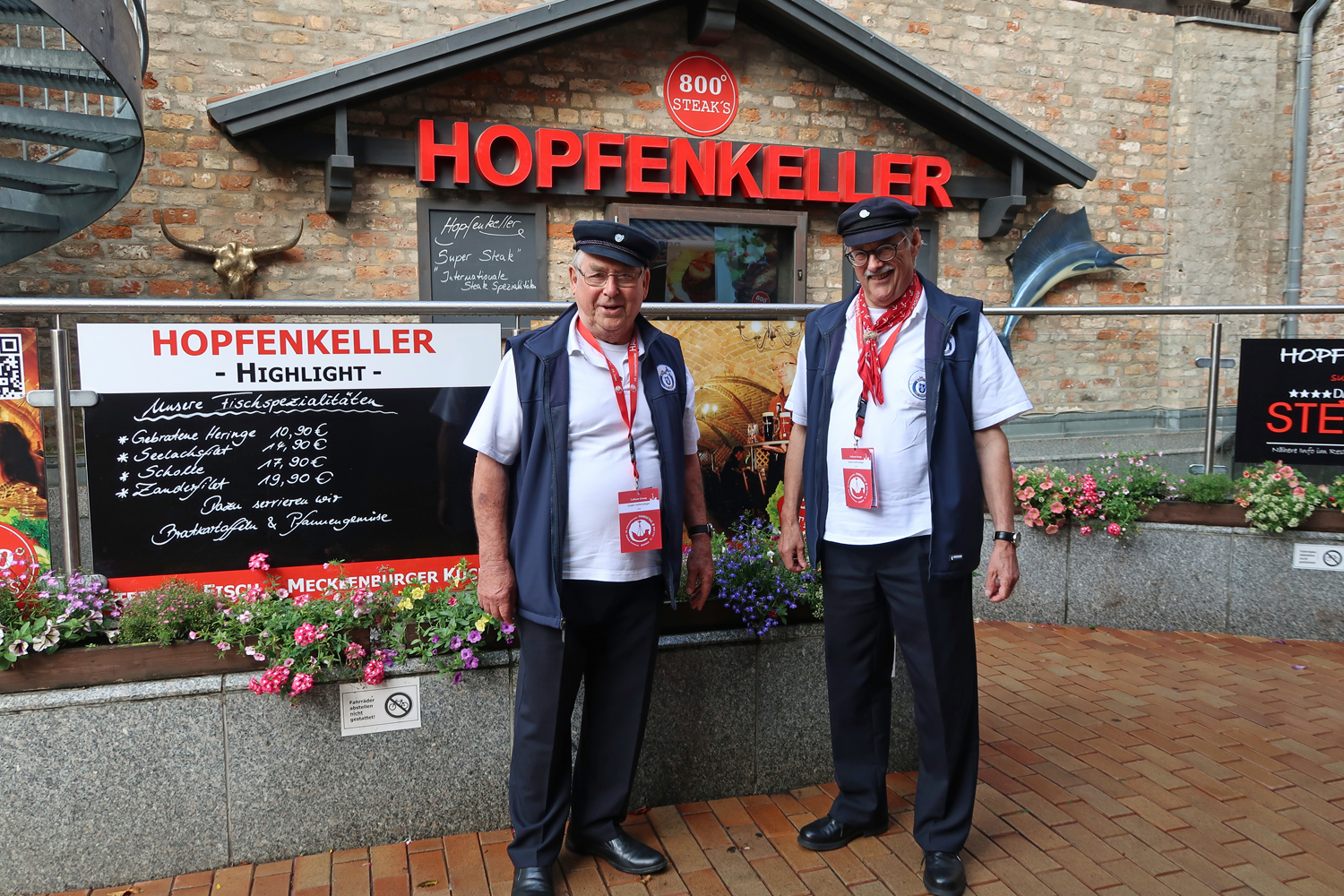 ......und im Hopfenkeller gab es abends leckeres zu essen und zu trinken...