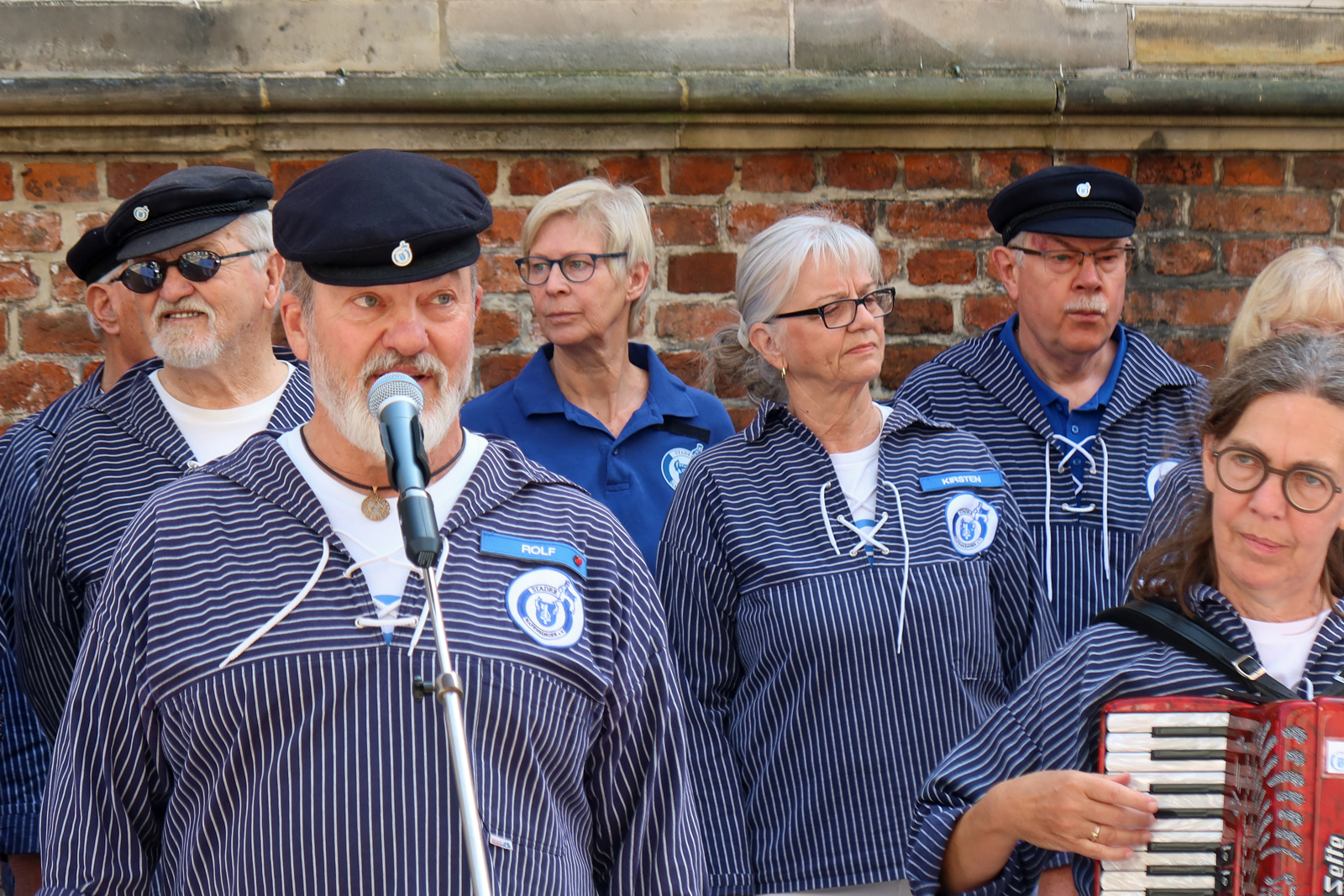 ..unser Vorsänger Rolf singt.. 
