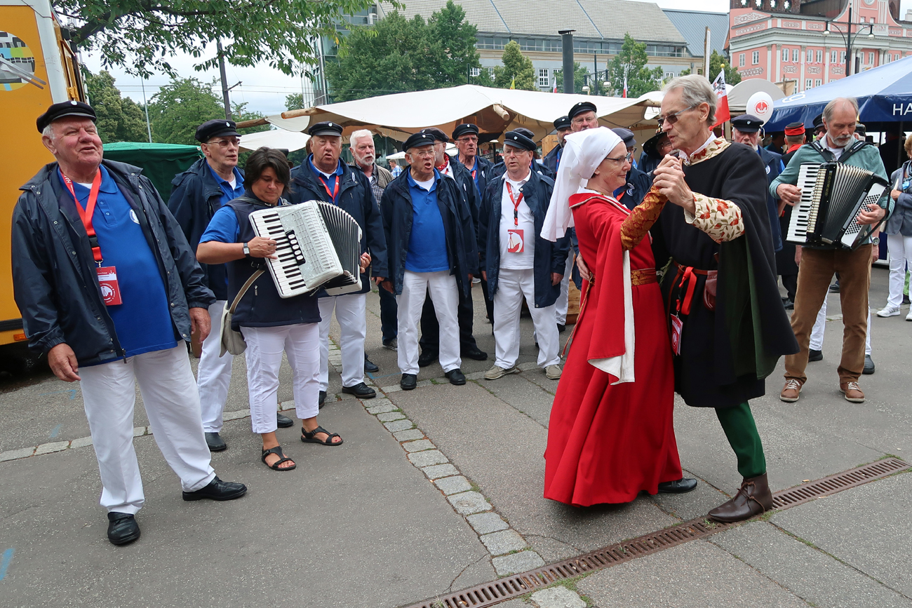 ...getanzt wurde auch noch, denn bald geht es zu Festumzug... 