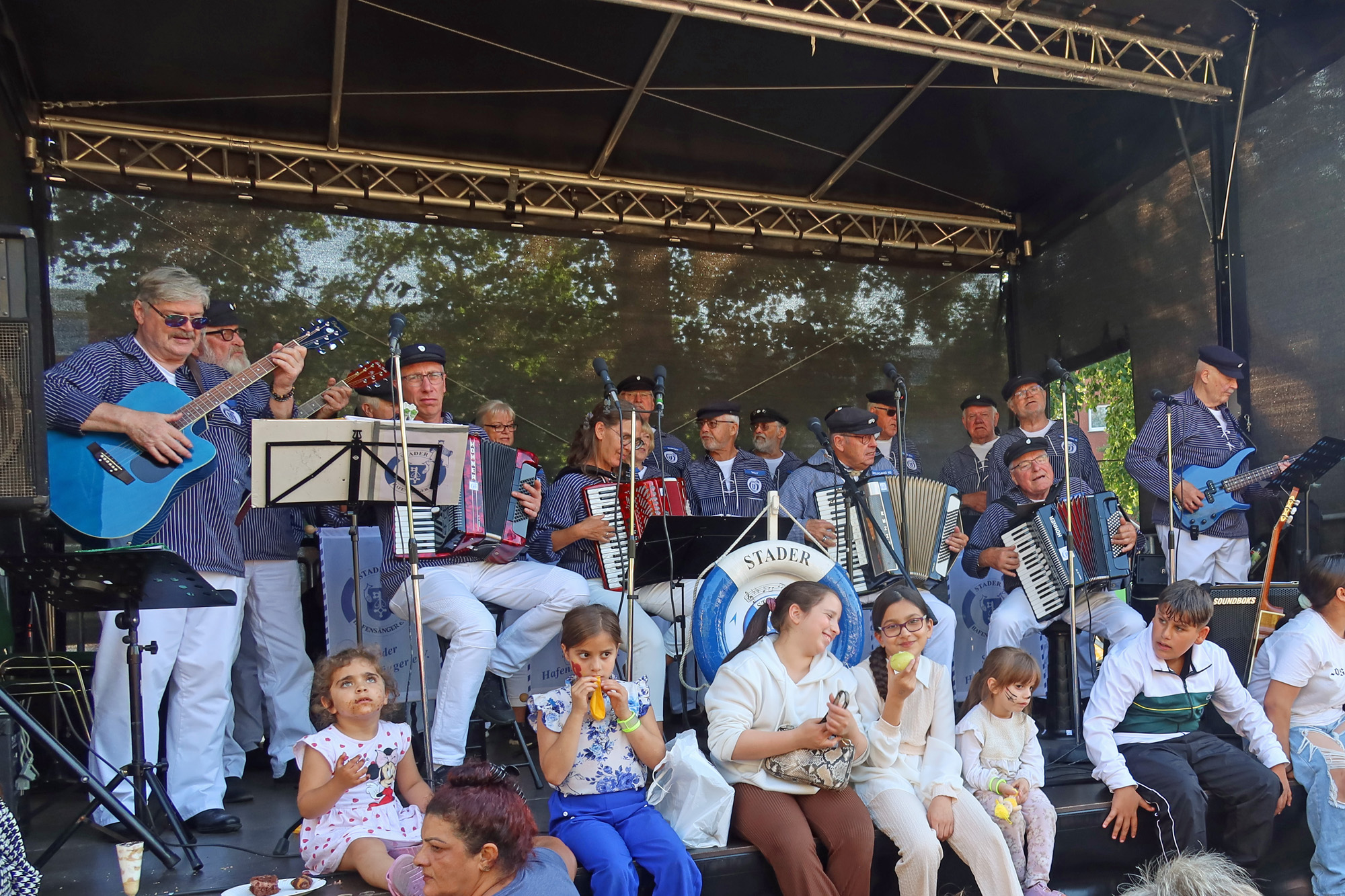 ..mit dem Lied "Tüdelband" (An der Eck...) habe wir angefangen zu singen.. 