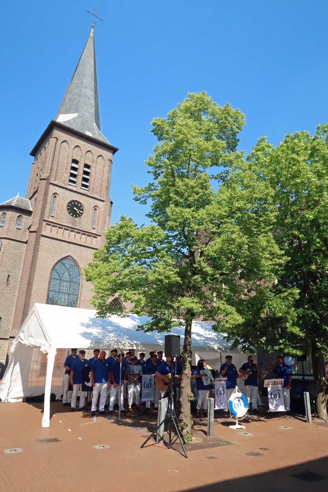 Bühne 3. Im Hintergrund, Sint Vitus Kerk (Katholische Kirche....  