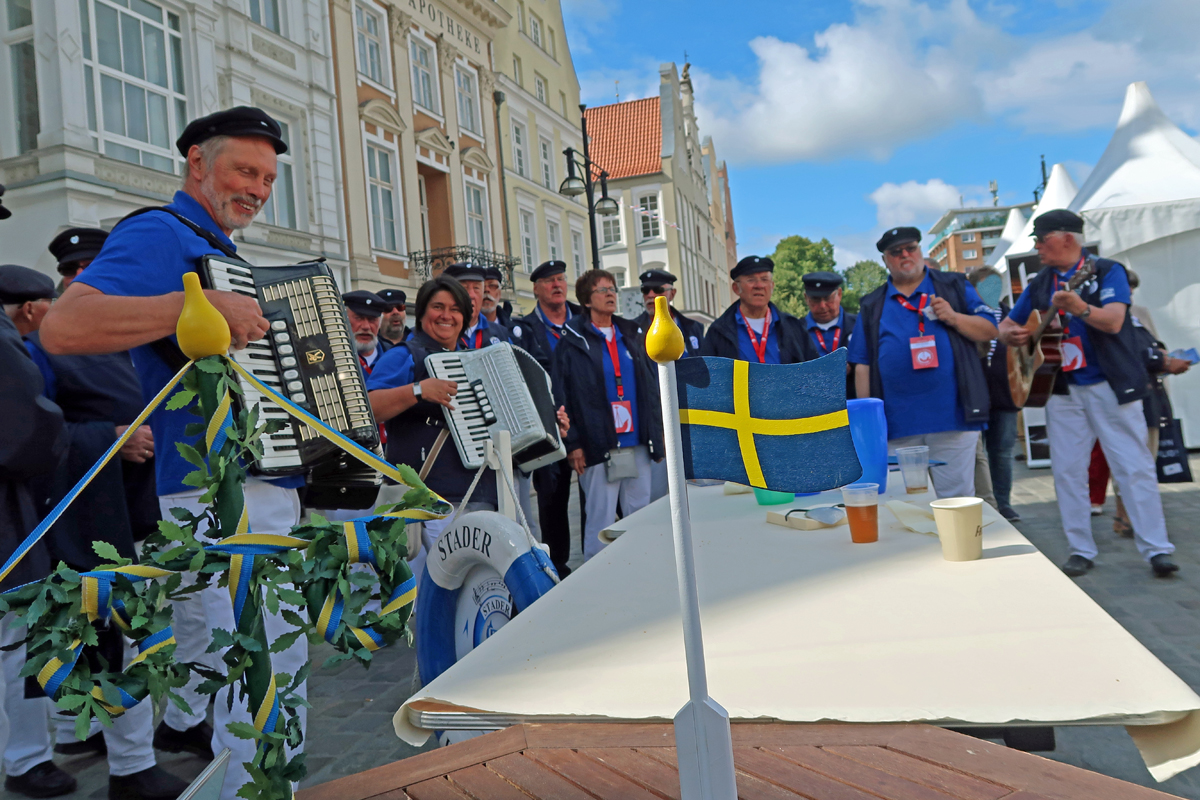 ....bei den "Schweden" haben wir auch gesungen und das vor dem WM Spiel!.....