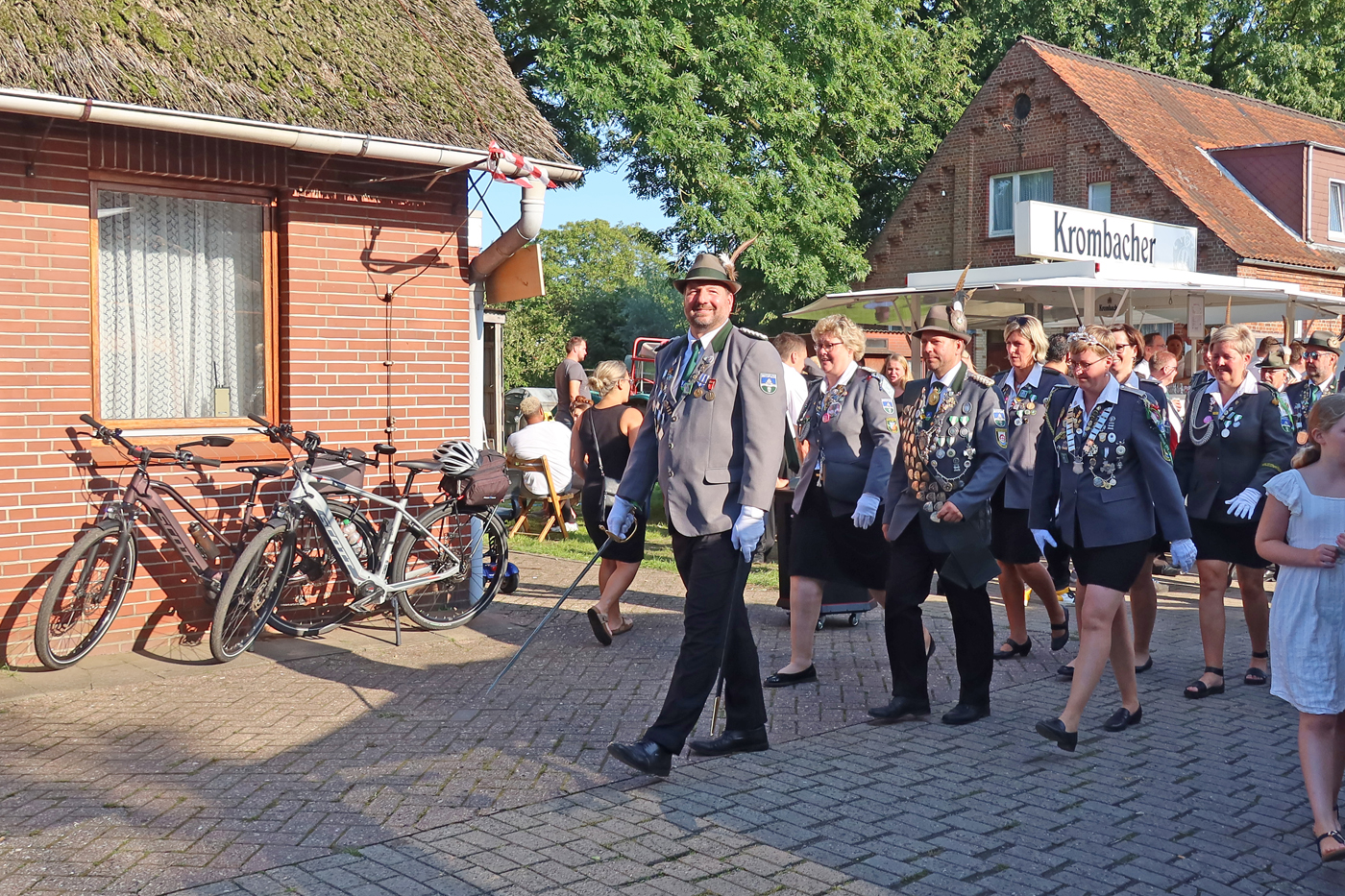 ..Schützenverein Bützfleth auf dem weg Richtung Festzelt..