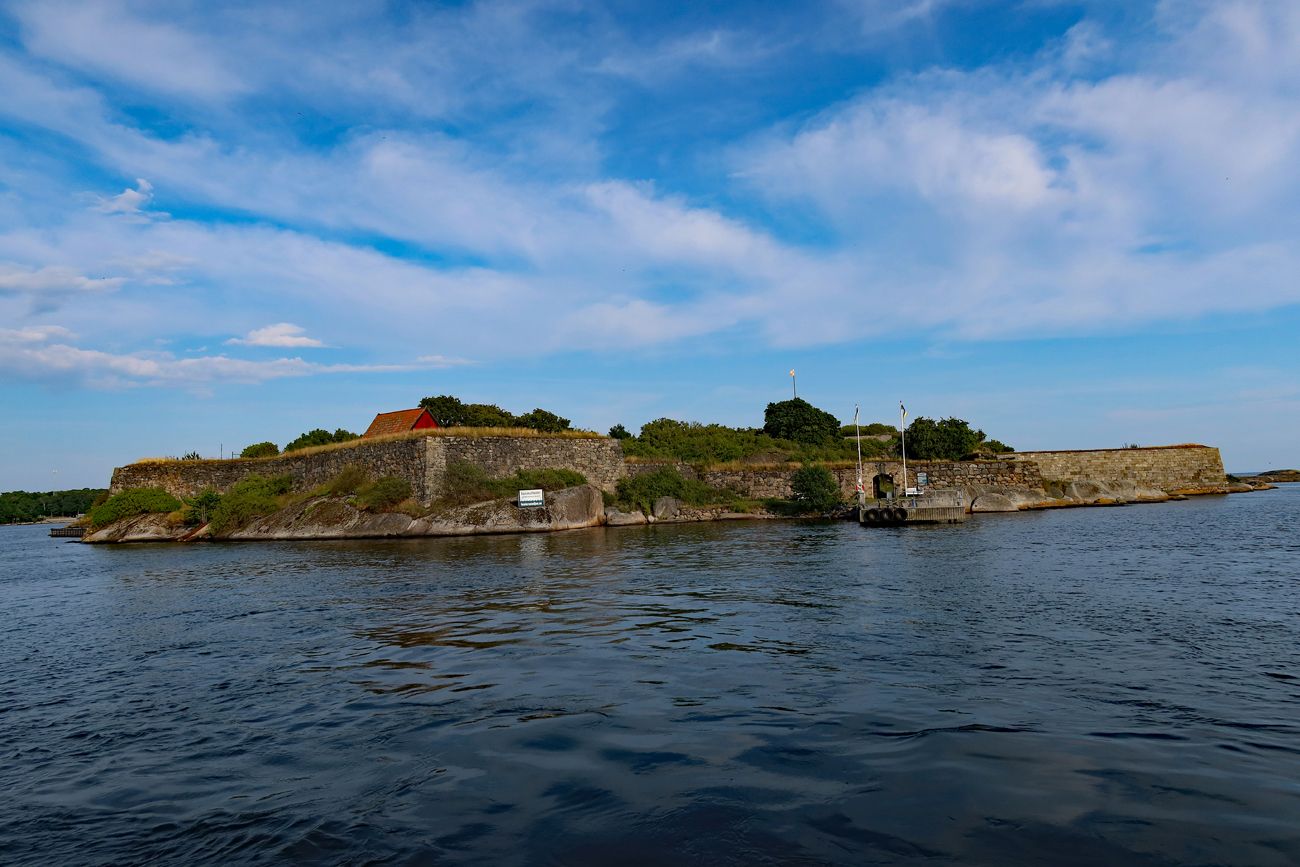 ..mit dem Schiff zur Insel "Kastell"..