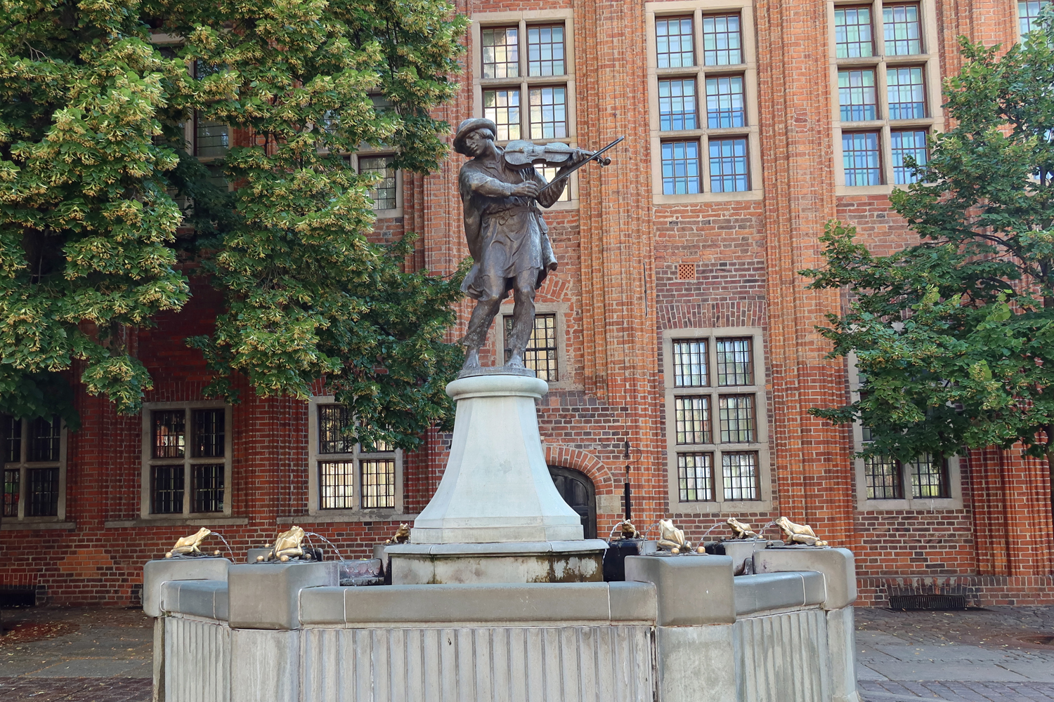 .."der Froschfänger". 1914 wurde der kleine Brunnen hier geschaffen-. In seiner Mitte thront Janko Muzykant. Er befreite die Stadt von einer Froschplage.. 