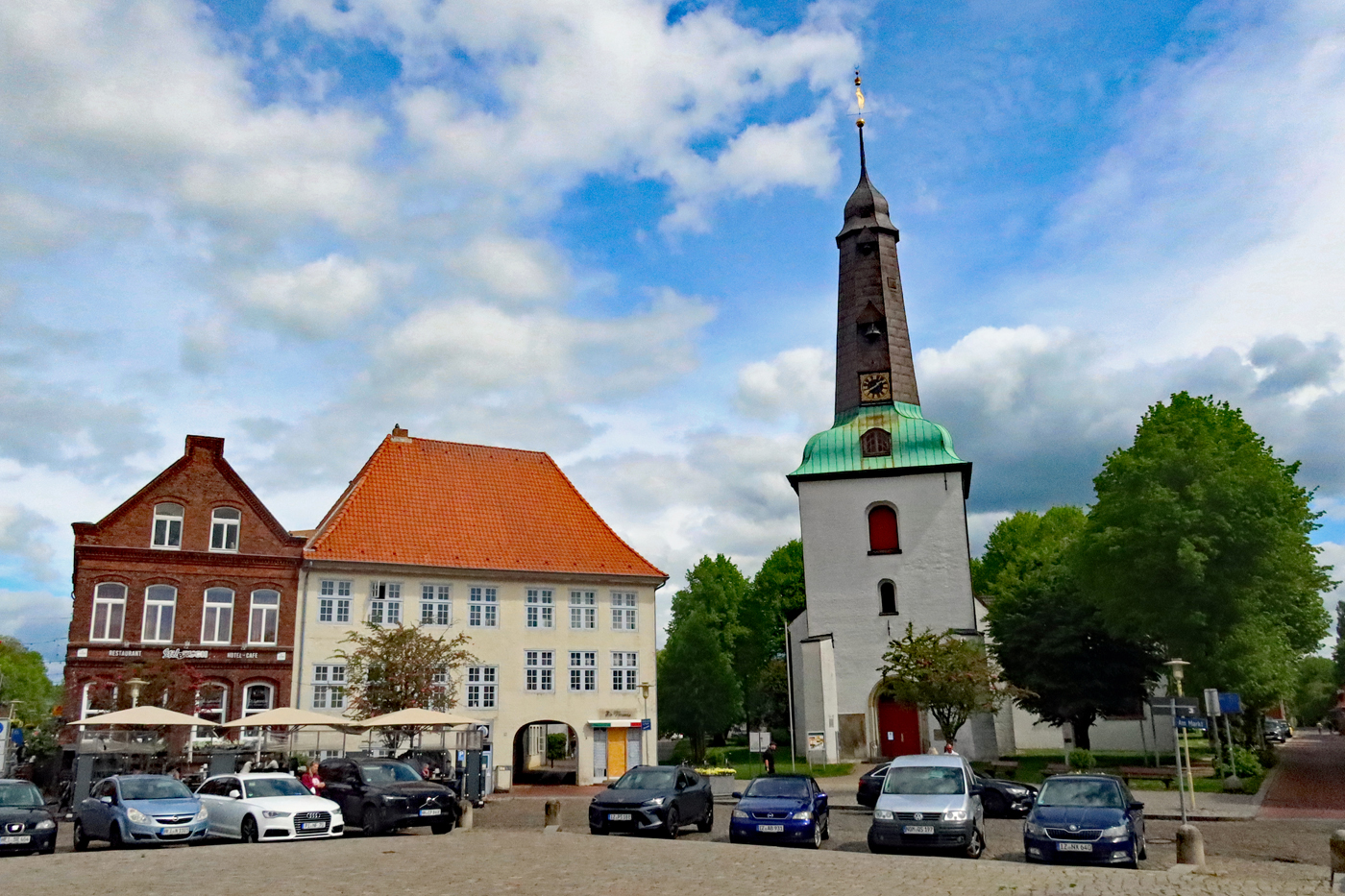 ..Glückstadt ist eine rechts der Unterelbe..