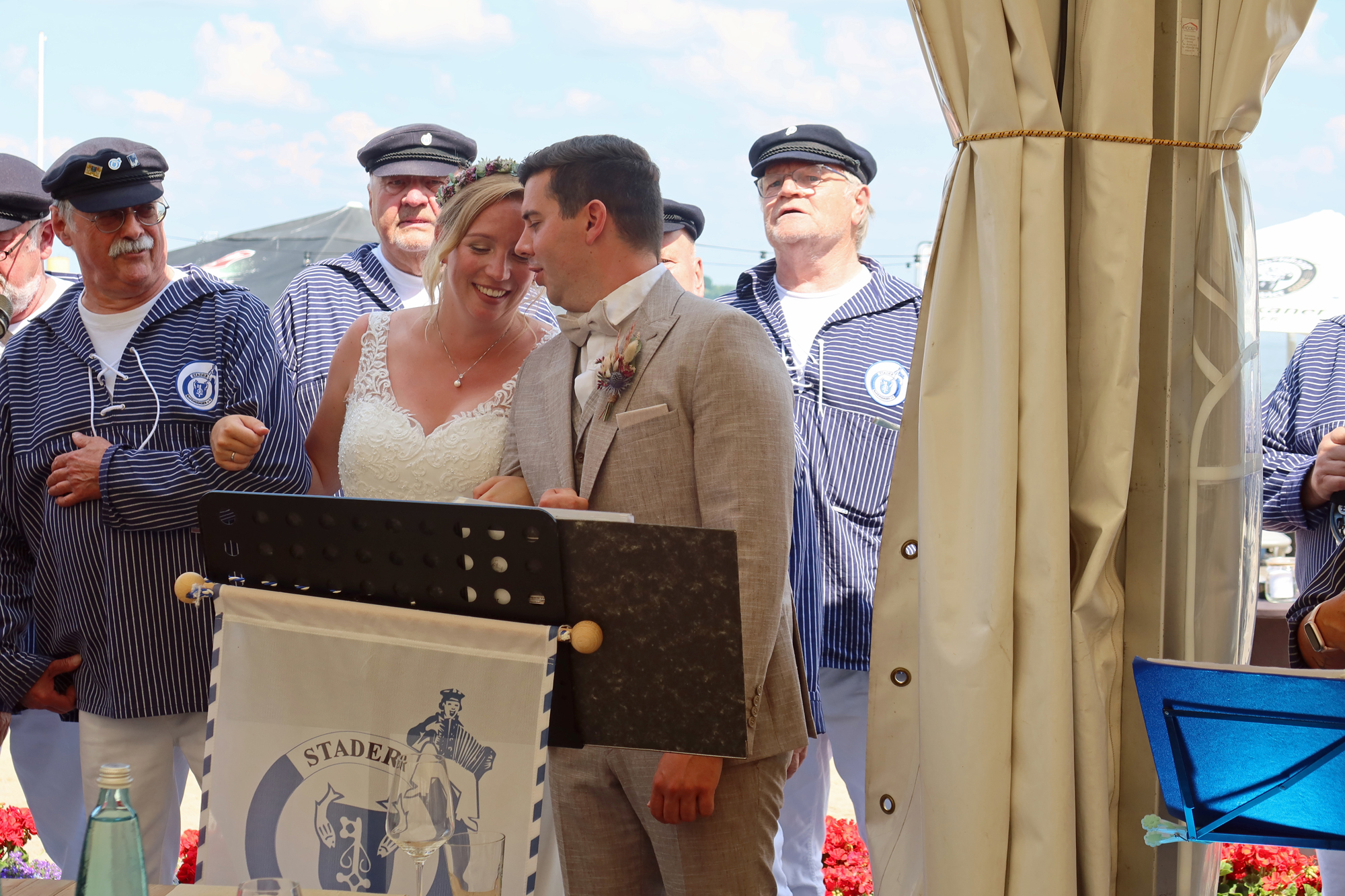 ...hat das Brautpaar Sebastian und Meike Röske mitgesungen.. 